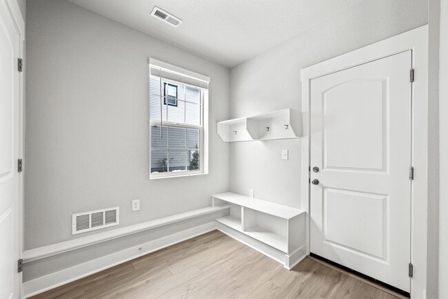Building Photo - Spacious Family Home in Quiet Neighborhood