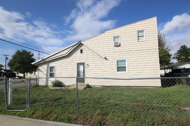 Building Photo - 401 E 11th St