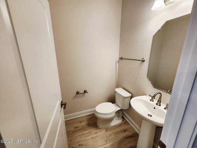 Building Photo - 541 Crestview Dr