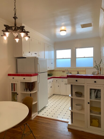 Building Photo - 520-522 N Rossmore Ave