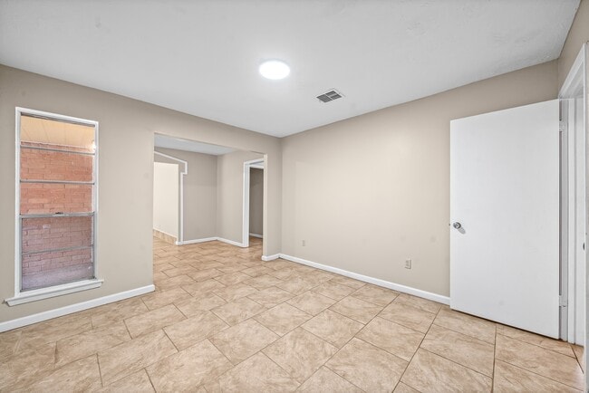 Building Photo - 11111 Longcommon Dr