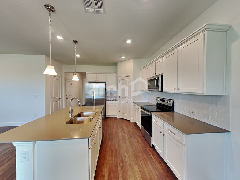 Building Photo - 14625 Cedar Ml Dr