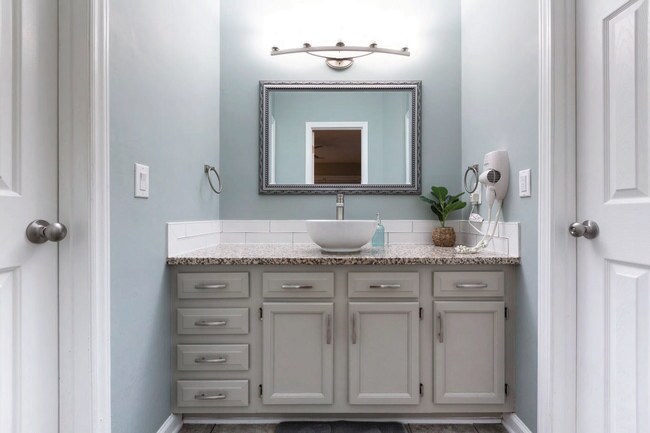 Building Photo - 125 W Victoria Ct