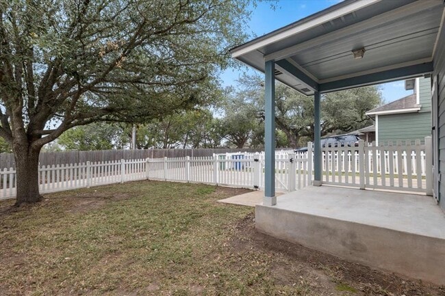 Building Photo - 410 Bandstand Ln