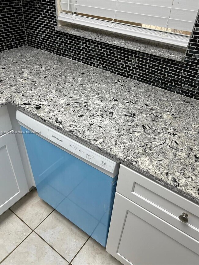 Building Photo - 1300 Moffett St