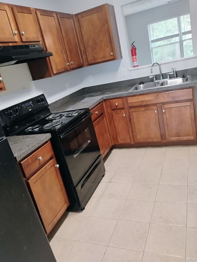 Building Photo - Gorgeous 3 Bedroom 2 Bath Townhome in Conv...