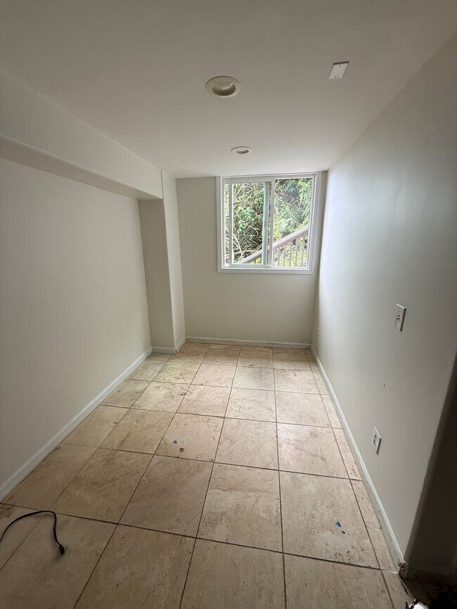 Building Photo - 2622B Waolani Ave