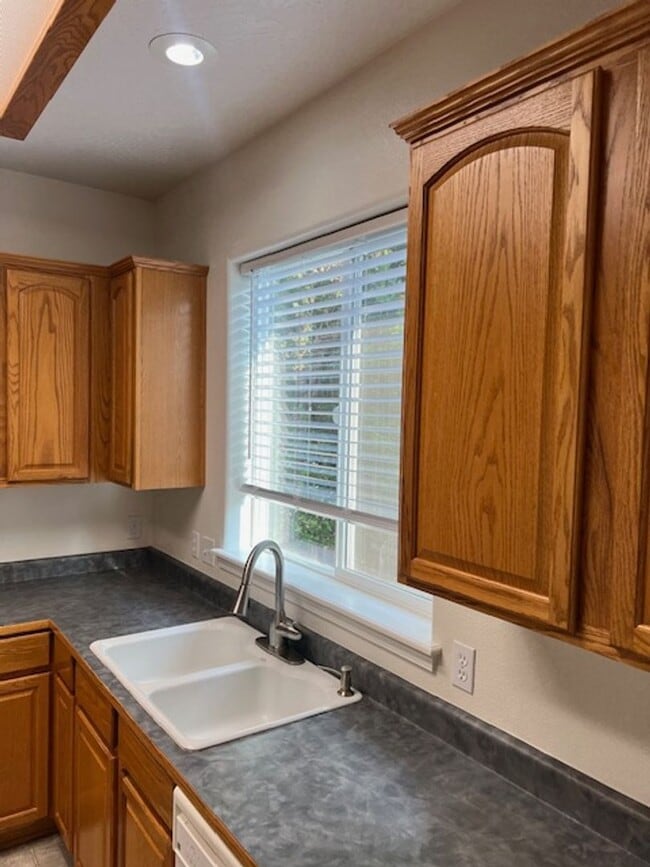 Building Photo - Two Story Townhome