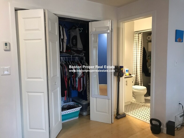 Building Photo - 461 Park Dr