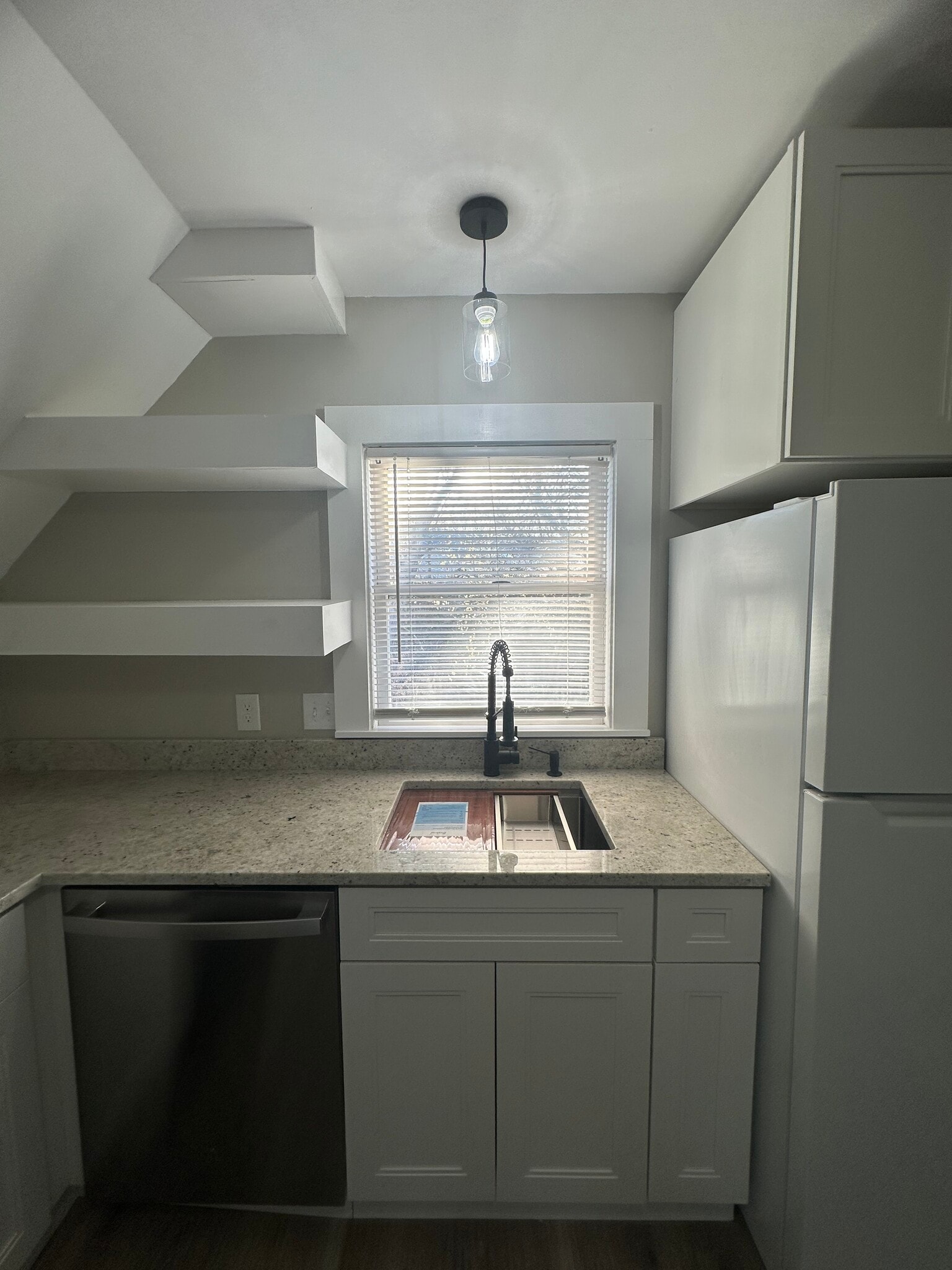 Building Photo - 17 Central St