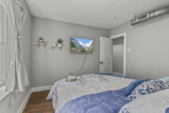 Building Photo - 4821 Walnut St