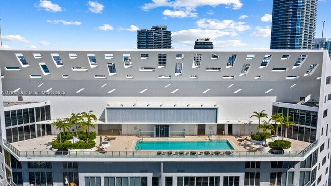 Building Photo - 1300 Brickell Bay Dr