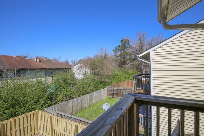 Building Photo - Updated Townhome w/GARAGE in BRANCHWOOD!