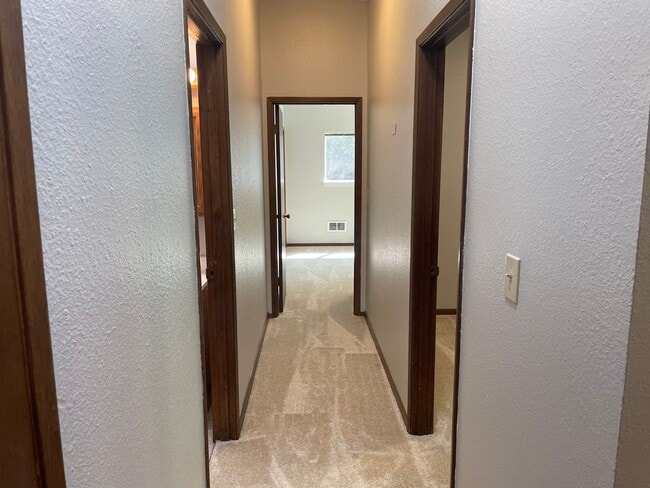 Building Photo - Spacious 2 Bedroom in Idyllic Location