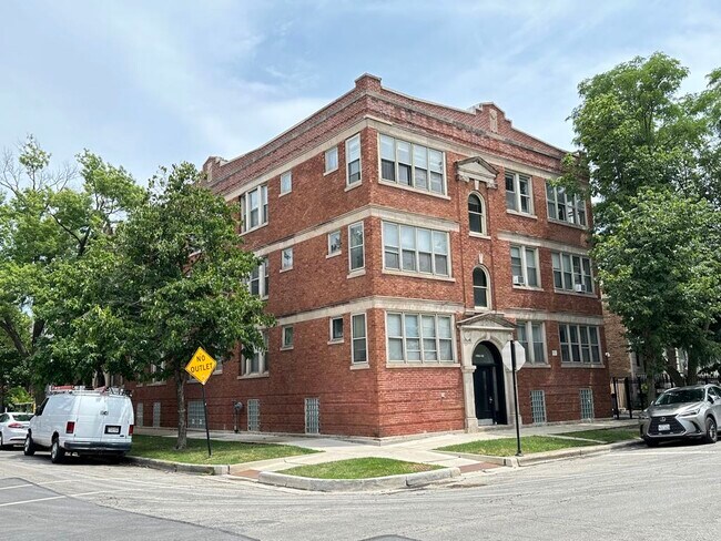 Primary Photo - 3449 W Schubert Ave