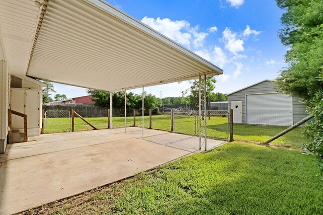 Building Photo - RENOVATED 2 BR, 1.5 BA W/ DETACHED GARAGE/ STORAGE - PIKEVILLE SCHOOLS