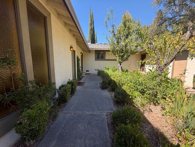 Building Photo - 7737 Southcliff Dr