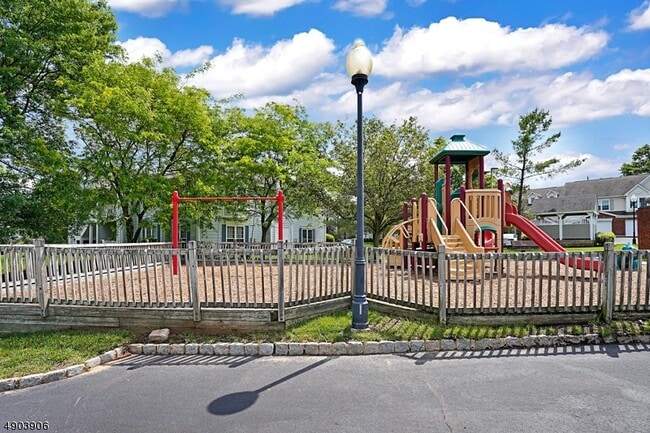 Building Photo - 2102 Ackmen Ct