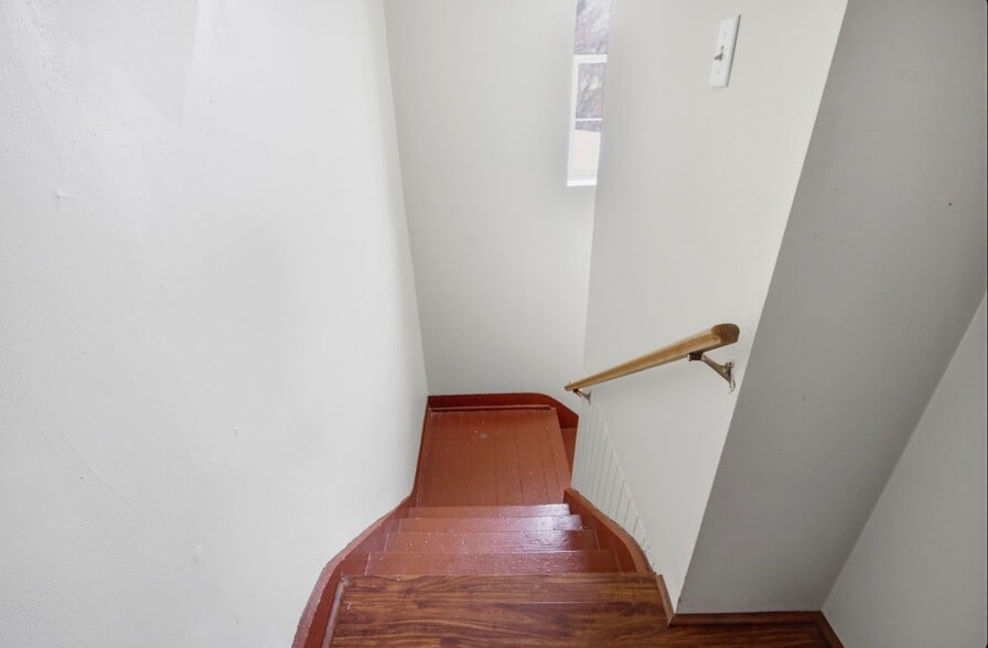 Building Photo - 122 E University Ave