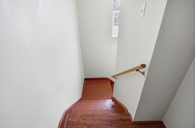 Building Photo - 122 E University Ave