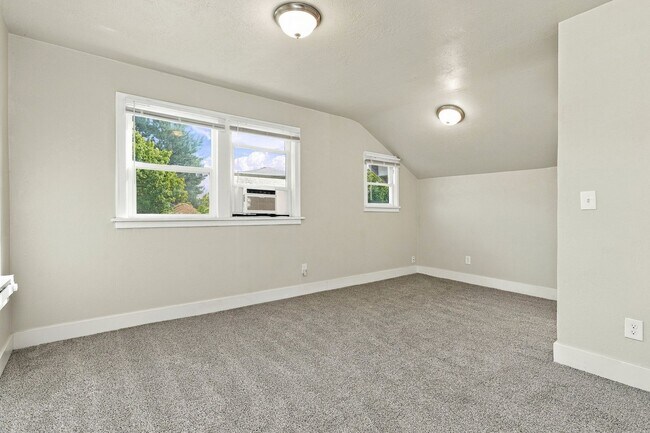 Building Photo - 2943 Porter Ave
