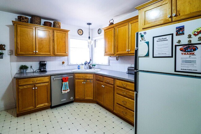 Building Photo - Nice Midtown Bungalow