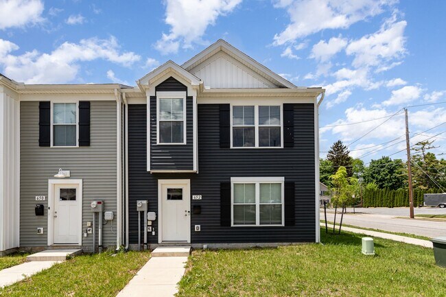 Building Photo - 652 N College St