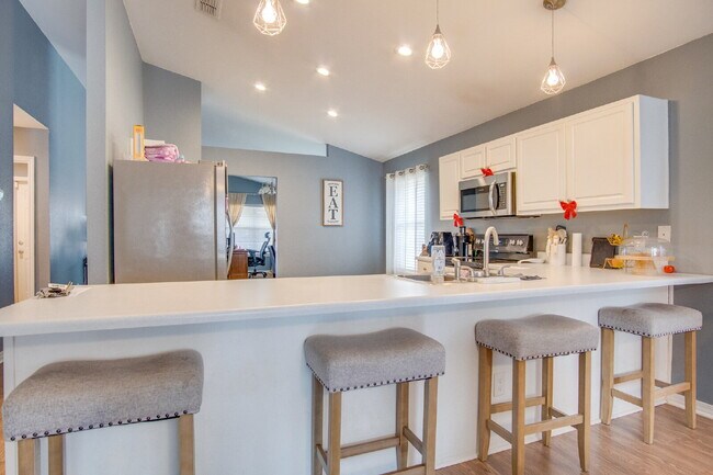 Building Photo - Spacious 3 Bedroom Home Minutes from Downtown Pensacola! Available February 1st