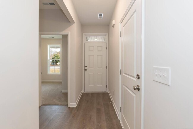 Building Photo - Three Bedroom Home!