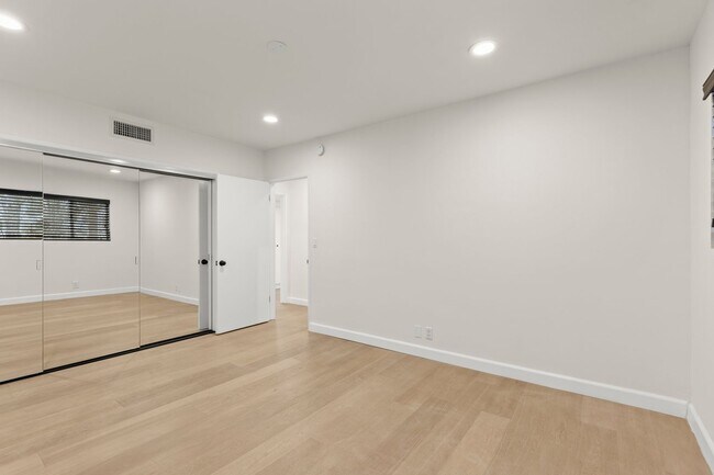 Building Photo - 148 S Oakhurst Dr