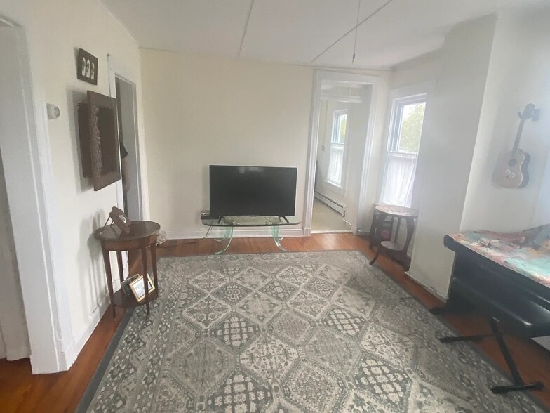 Building Photo - 114 Main St