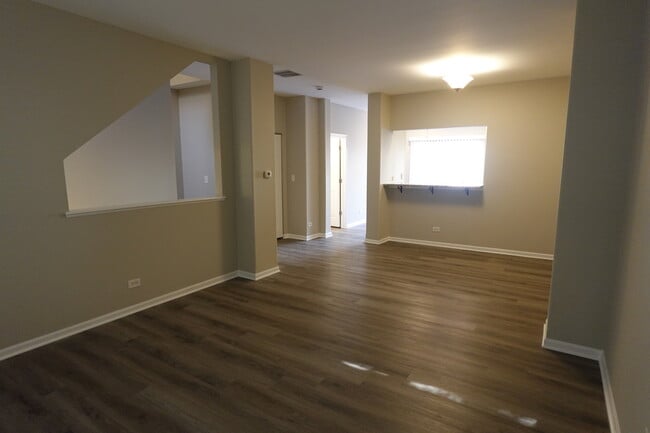 Building Photo - 1136 N Claremont Dr