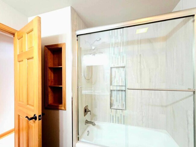 Building Photo - Gorgeous 4 Bed, 3 Bath Home w/ STUNNING RI...