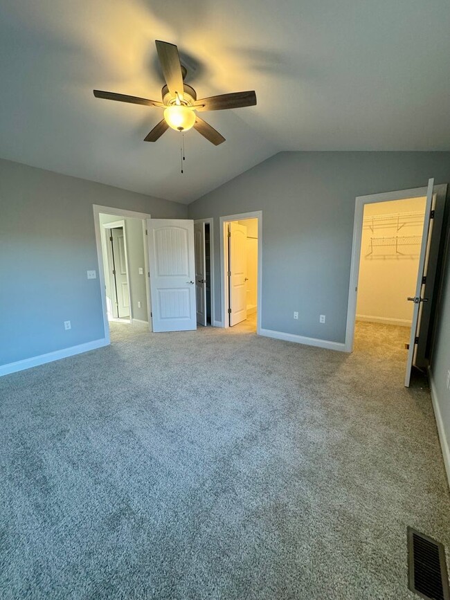 Building Photo - *LIKE NEW!* 3BR/2.5BA Townhouse in Crescen...
