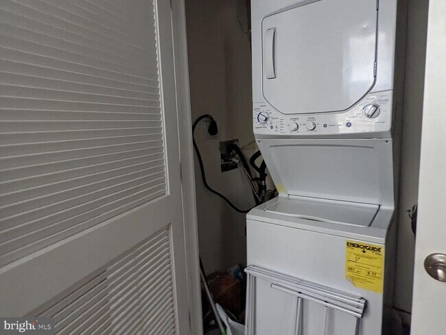 Building Photo - 2631 W Girard Ave