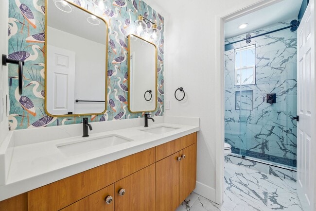 Building Photo - Designer-Upgraded Condo with Loft in Prime Location!