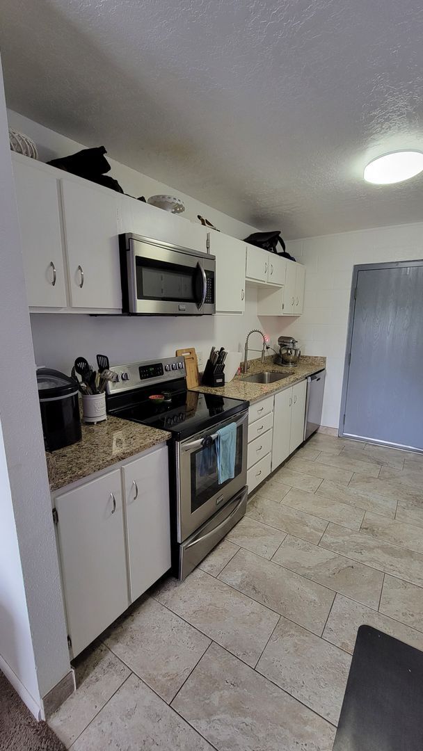Building Photo - Studio Apartment with Granite Countertops