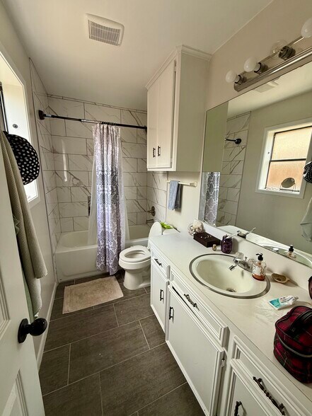 Building Photo - 4011 Woodbriar Dr