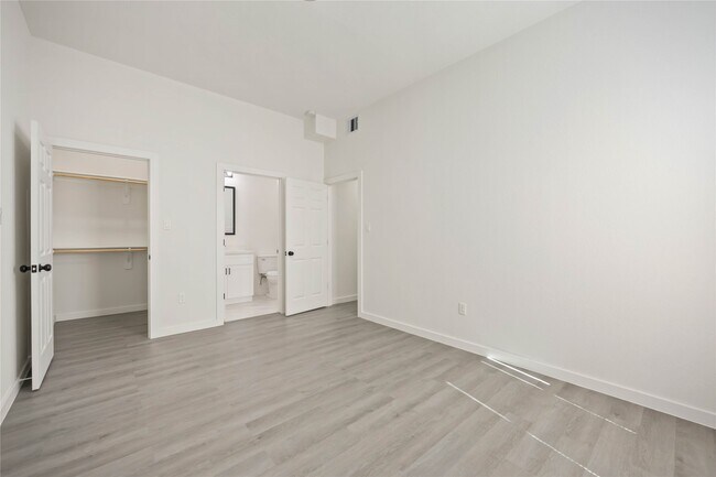 Building Photo - 330 Clearwater St