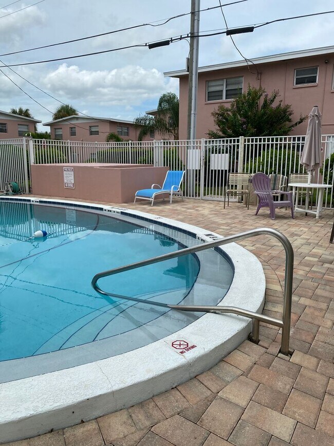 Building Photo - WALK TO THE BEACH FROM YOUR TOTALLY UPDATED, BEAUTIFUL CONDO!
