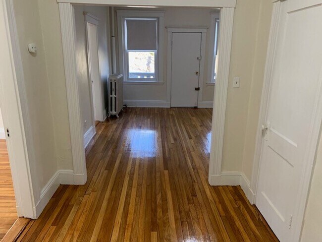 Building Photo - Huge 2 bed unit with the landlord paying the broker's fee for 9/1!!