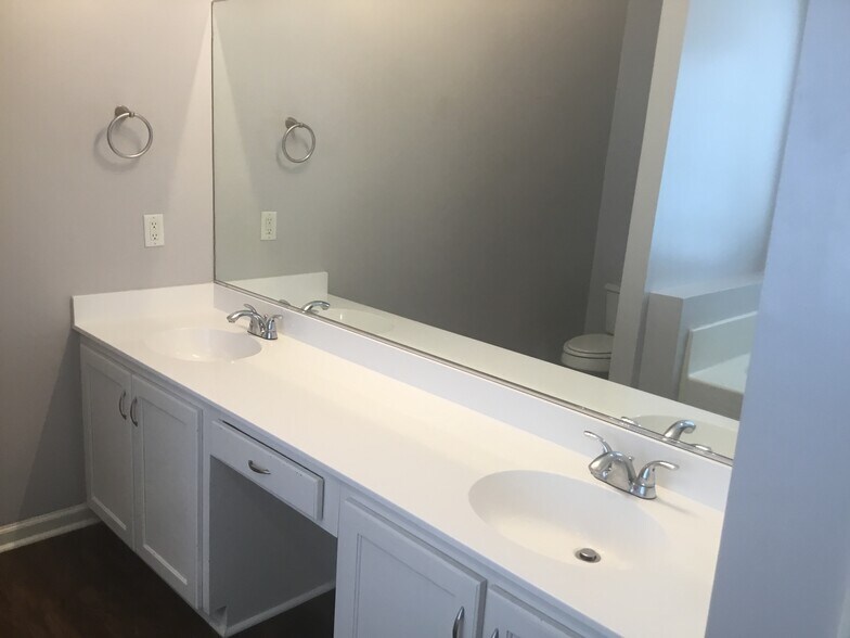 Building Photo - 805 Laurel Hill Cir