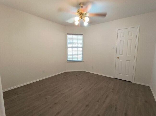 Building Photo - Beautiful and Spacious 3 bedroom, 2 bath h...