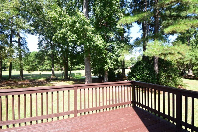 Building Photo - 3 Bedroom 2.5 Bathroom with a Bonus: Small...