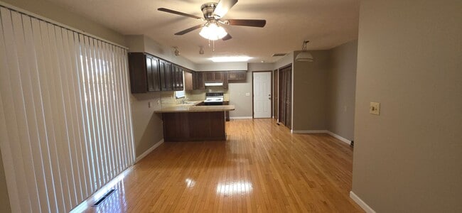 Building Photo - Kickapoo schools, 3 BR 2 BA fenced yard, $1,595! Exceptional Location!!