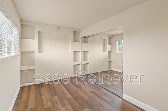 Building Photo - 940 Palm Cir