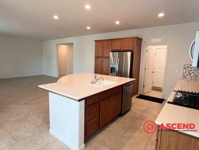 Building Photo - Alluring Home Located In HOA!