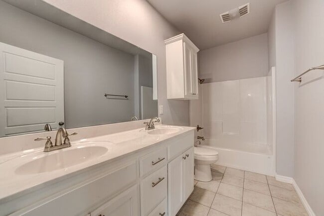 Building Photo - Clean, Crisp, Open Concept 3/2 Near TU