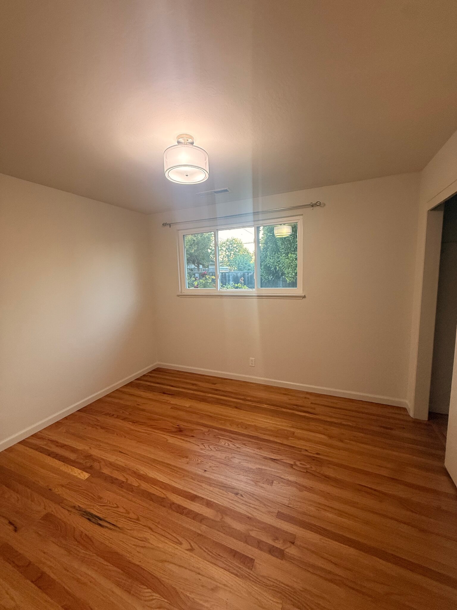 Building Photo - 212 E Hemlock Ave