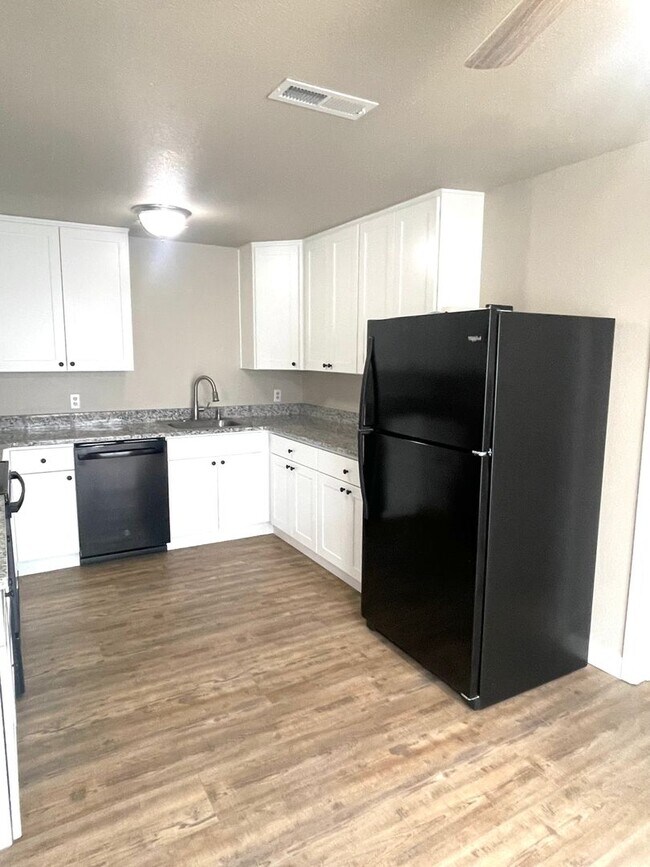 Building Photo - Completely Remodeled Single-Family Home for Rent in Kennewick, WA!